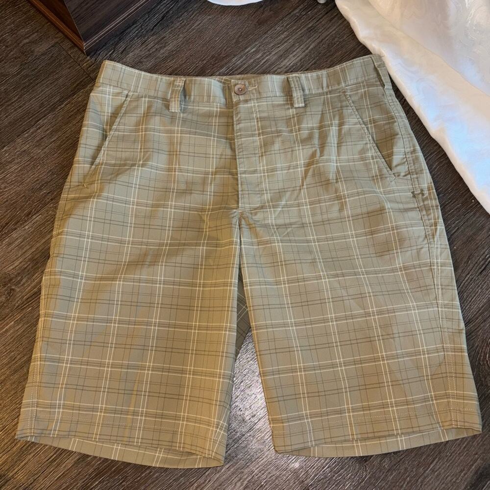 Under Armour size 36 Men's golf Shorts like new